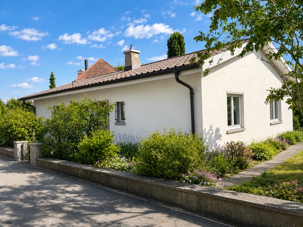 Freistehendes Einfamilienhaus mit viel Potenzial an zentraler, ruhiger Lage in Jegenstorf 1