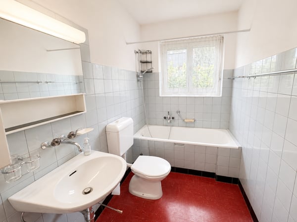 Freistehendes Einfamilienhaus mit viel Potenzial an zentraler, ruhiger Lage in Jegenstorf 13