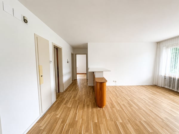 Freistehendes Einfamilienhaus mit viel Potenzial an zentraler, ruhiger Lage in Jegenstorf 2
