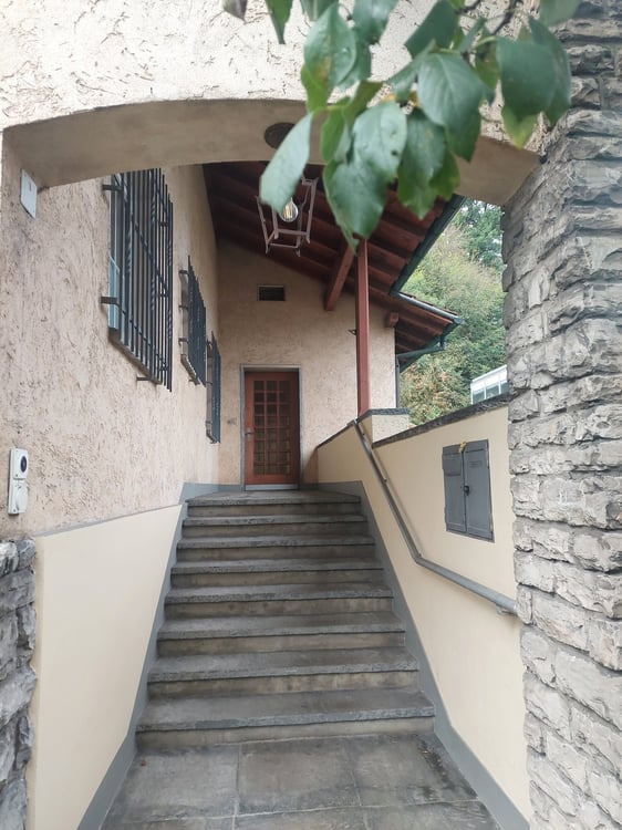 Einfamilienhaus freistehend mit zusätzlichem Umschwung und Garage 4
