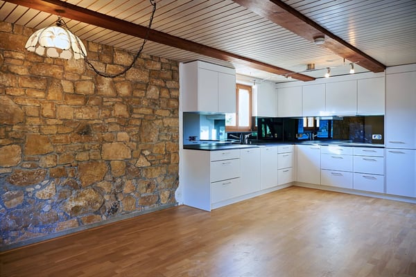 6.5-Zimmerwohnung mit grossem, befahrbarem Lagerraum (4 m Höhe).
