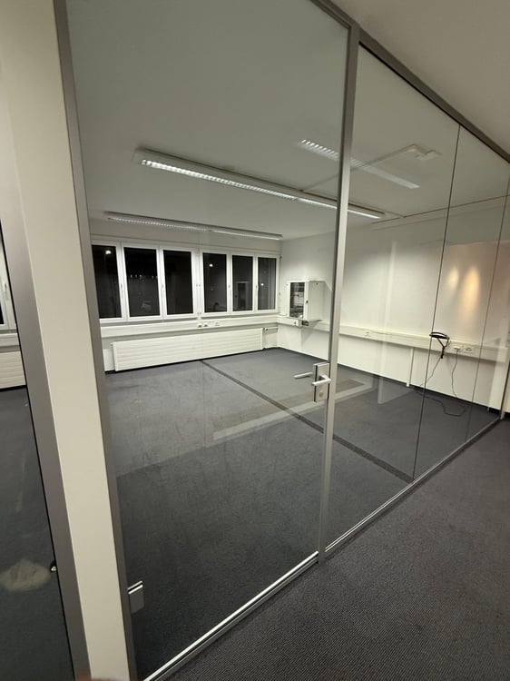 1-Zimmer Büroeinrichtung (120 m2) mit Küche und Dusche/WC 19