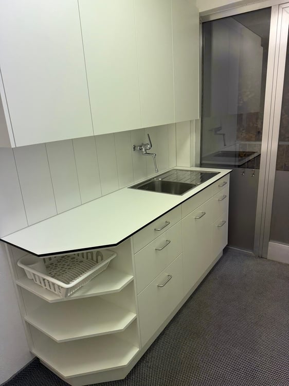 1-Zimmer Büroeinrichtung (120 m2) mit Küche und Dusche/WC 25