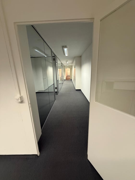 1-Zimmer Büroeinrichtung (120 m2) mit Küche und Dusche/WC 7