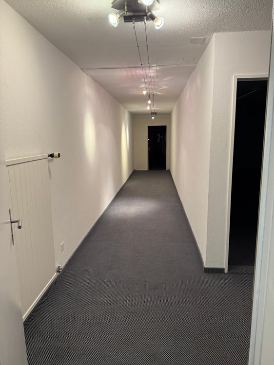 1-Zimmer Büroeinrichtung (120 m2) mit Küche und Dusche/WC 6