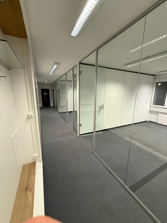 1 Zimmer Büroeinrichtung (ca. 120m2) mit Küche und Dusche/WC 23