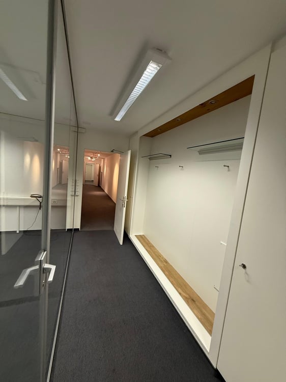 1 Zimmer Büroeinrichtung (ca. 120m2) mit Küche und Dusche/WC 22