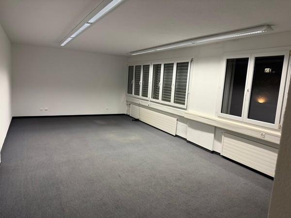 1 Zimmer Büroeinrichtung (ca. 120m2) mit Küche und Dusche/WC 12