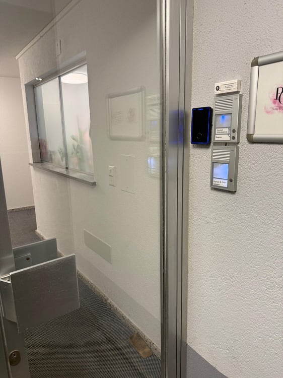 1 Zimmer Büroeinrichtung (ca. 120m2) mit Küche und Dusche/WC 2