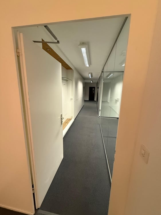 1 Zimmer Büroeinrichtung (ca. 120m2) mit Küche und Dusche/WC 8