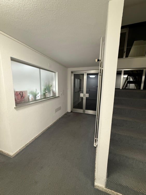 1 Zimmer Büroeinrichtung (ca. 120m2) mit Küche und Dusche/WC 1