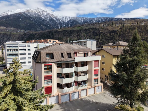 Grosszügige Attikawohnung mit Privatlift und sonniger Terrasse in Naters 1