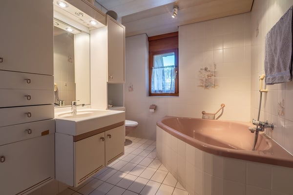 Grosszügige Attikawohnung mit Privatlift und sonniger Terrasse in Naters 10