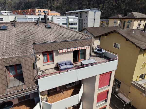 Grosszügige Attikawohnung mit Privatlift und sonniger Terrasse in Naters 2