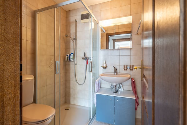 Grosszügige Attikawohnung mit Privatlift und sonniger Terrasse in Naters 11