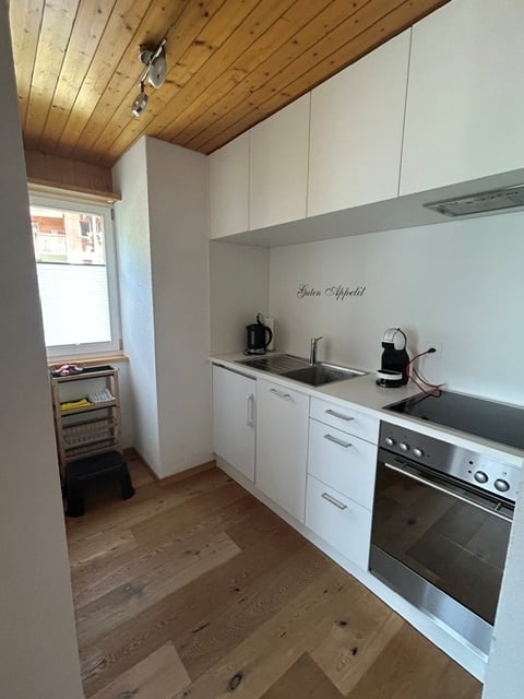 Gemütliche 2.5-Zimmer-Wohnung mit Balkon und schöner Aussicht in Lax 4