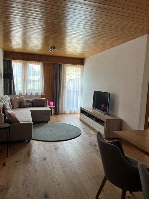 Gemütliche 2.5-Zimmer-Wohnung mit Balkon und schöner Aussicht in Lax 5
