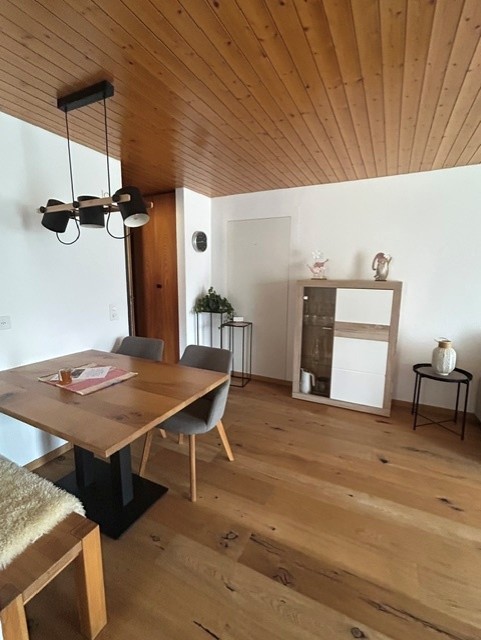 Gemütliche 2.5-Zimmer-Wohnung mit Balkon und schöner Aussicht in Lax 1
