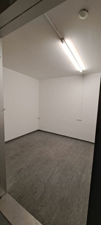 Bienne, grande surface commerciale de 1.5 pièces située au rez-de-chaussée dans une zone fréquentée 8