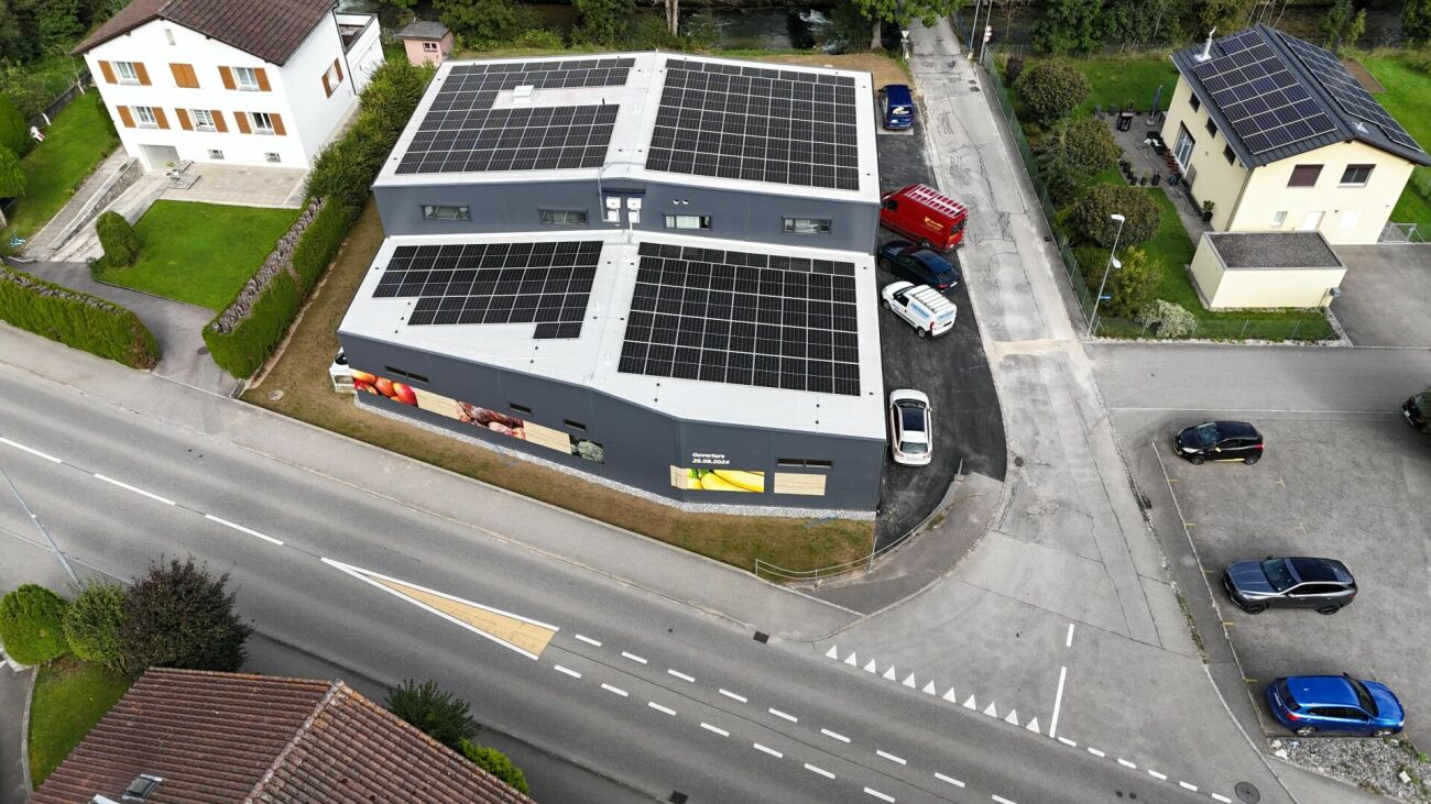 Belle surface commerciale brute de 208 m2 à louer à Courtelary