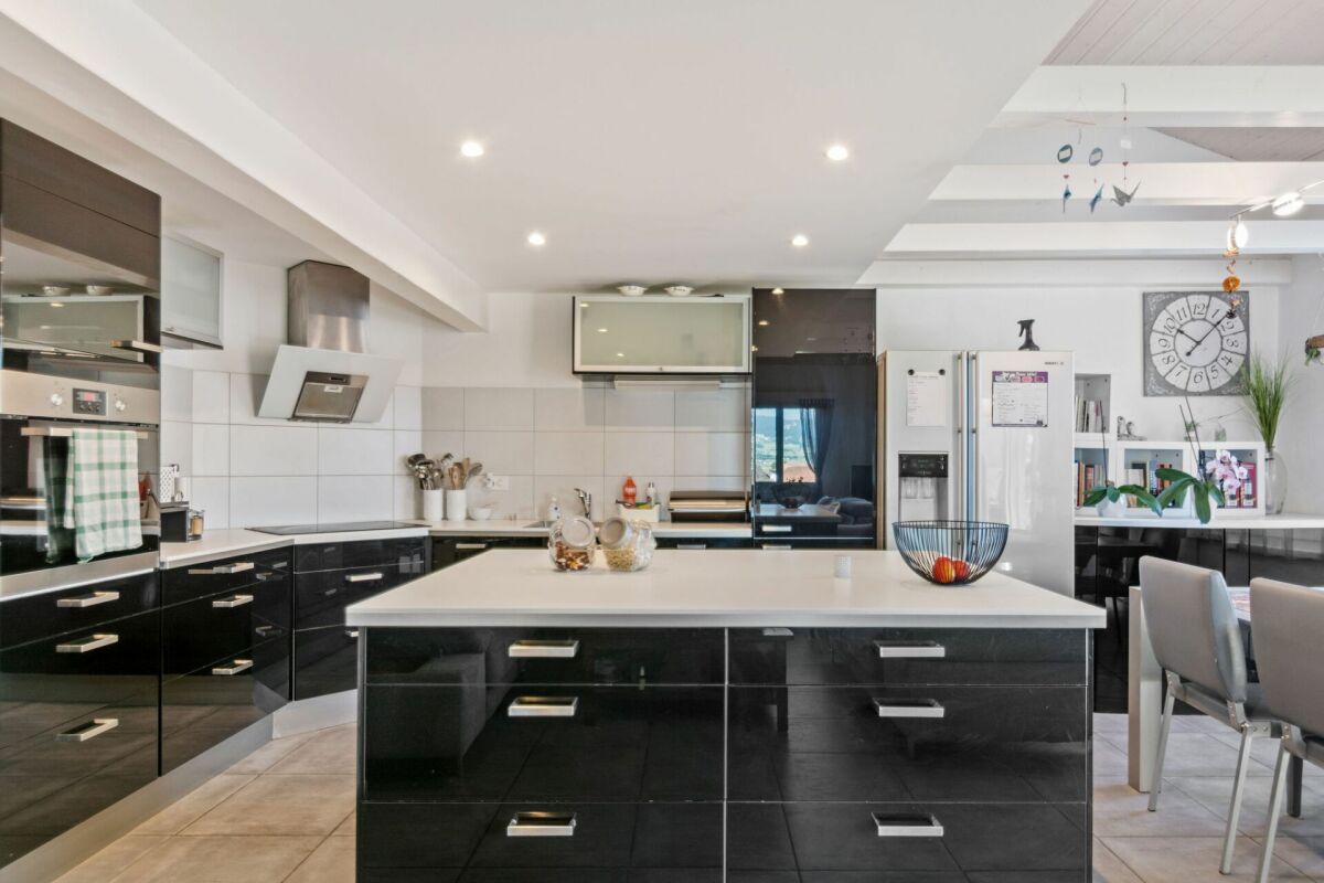Dombresson, magnifique duplex de 4.5 pièces en attique, garage, place de parc