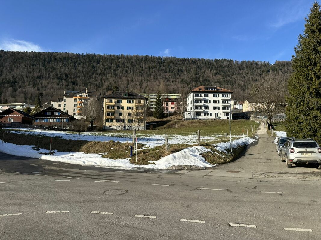 St-Imier, société immobilière à vendre comprenant un terrain à bâtir avec permis