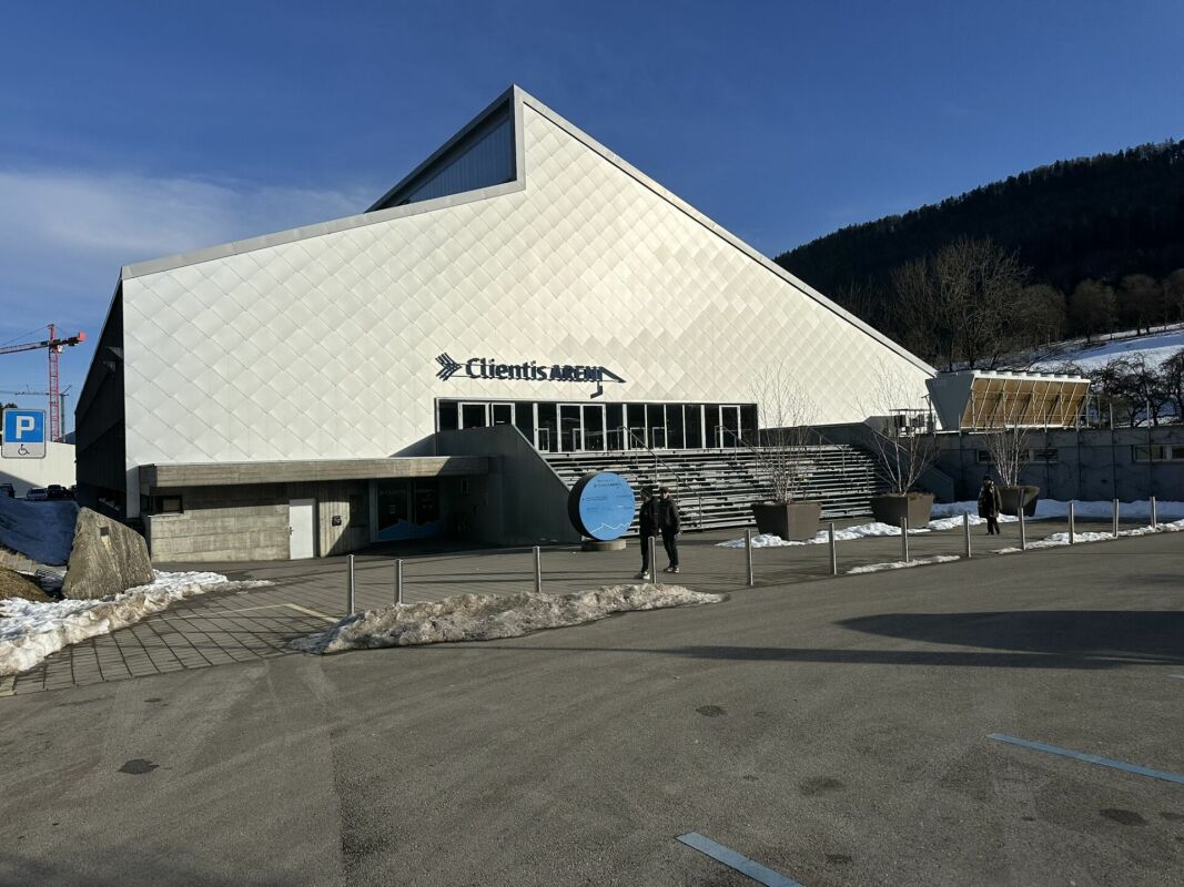 St-Imier, société immobilière à vendre comprenant un terrain à bâtir avec permis