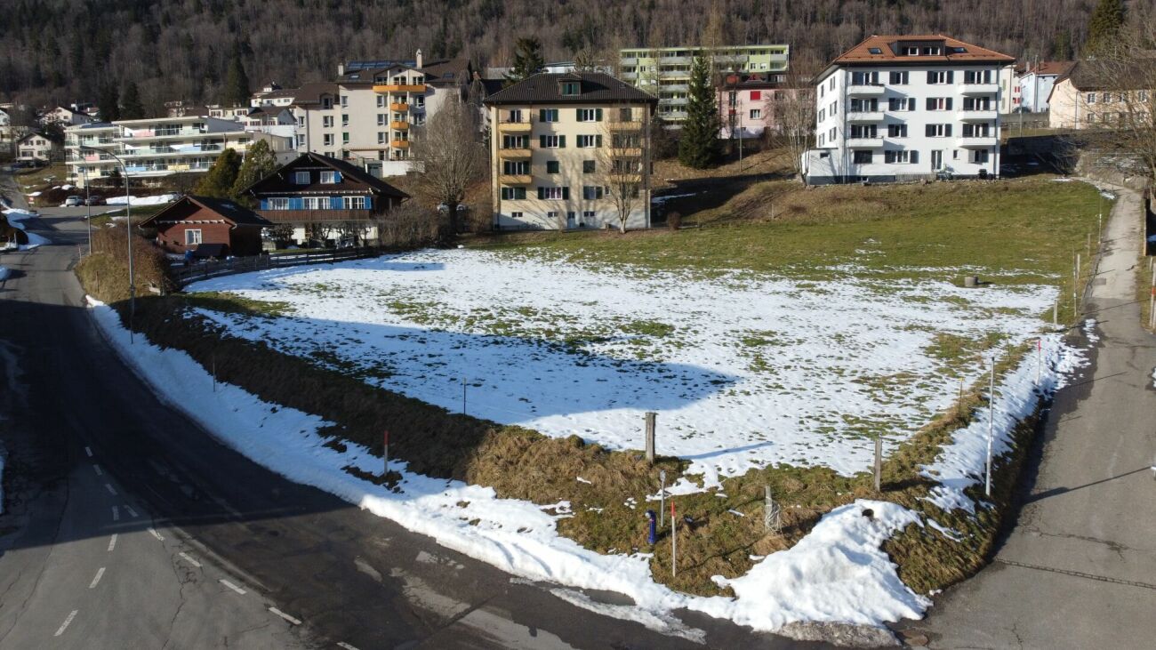St-Imier, société immobilière à vendre comprenant un terrain à bâtir avec permis