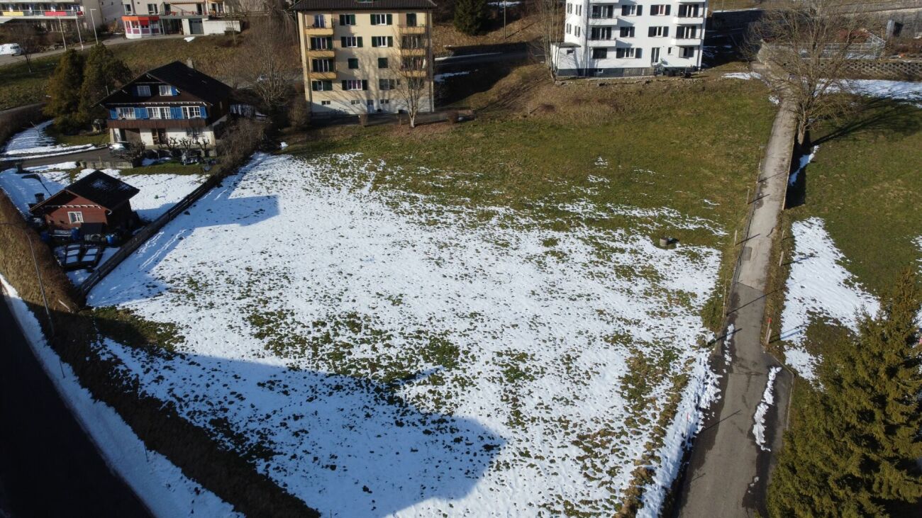 St-Imier, société immobilière à vendre comprenant un terrain à bâtir avec permis