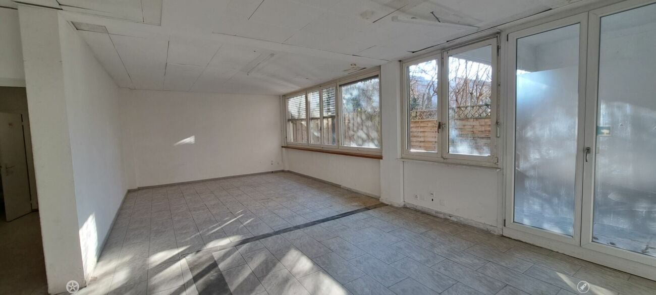 Bienne, grande surface commerciale de 5.5 pièces située au rez-de-chaussée dans une zone fréquentée