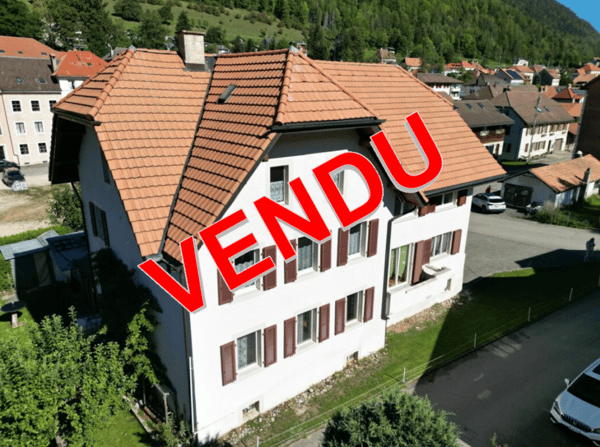 Sonvilier, grande maison villageoise de 3 appartements et 4 garages
