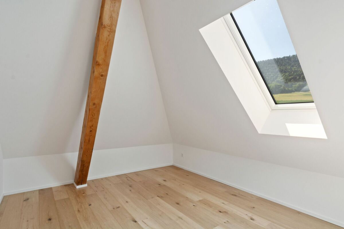 Courtelary, bel appartement en attique de 4.5 pces avec ascenseur