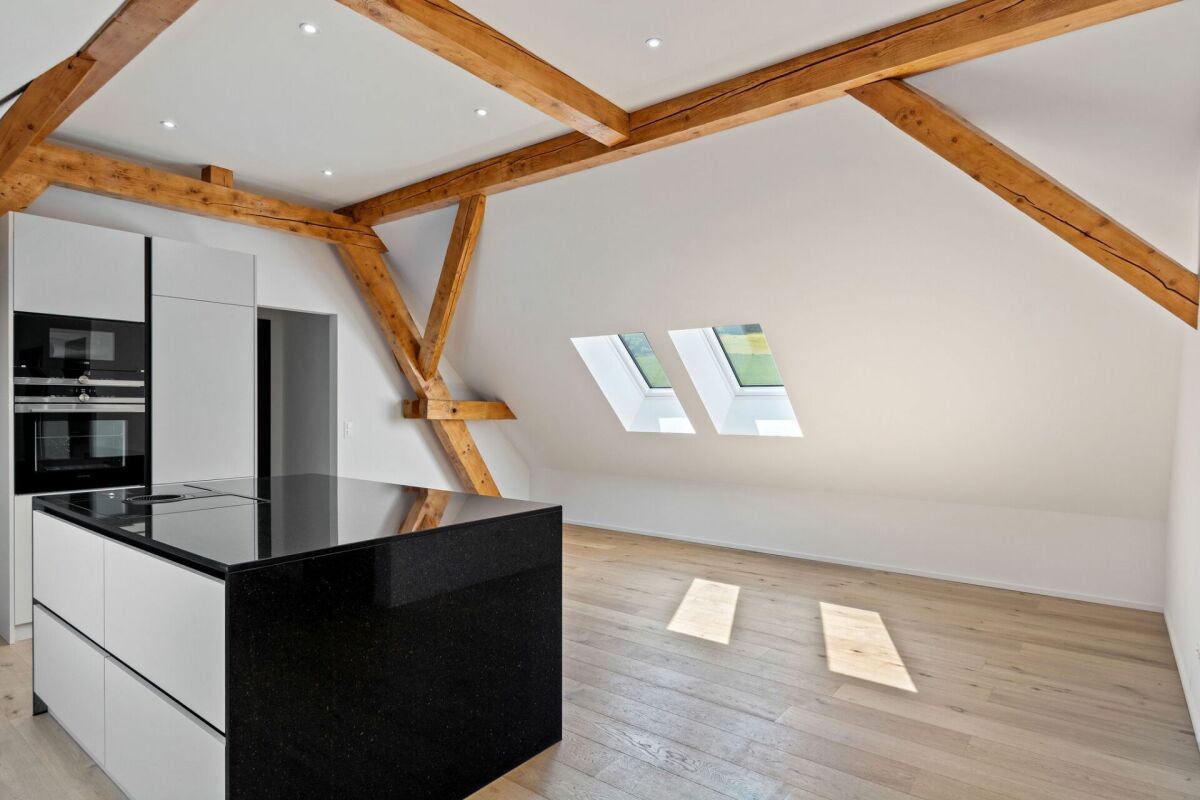 Courtelary, bel appartement en attique de 4.5 pces avec ascenseur