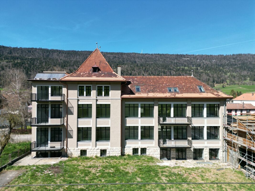 Courtelary, bel appartement en attique de 4.5 pces avec ascenseur