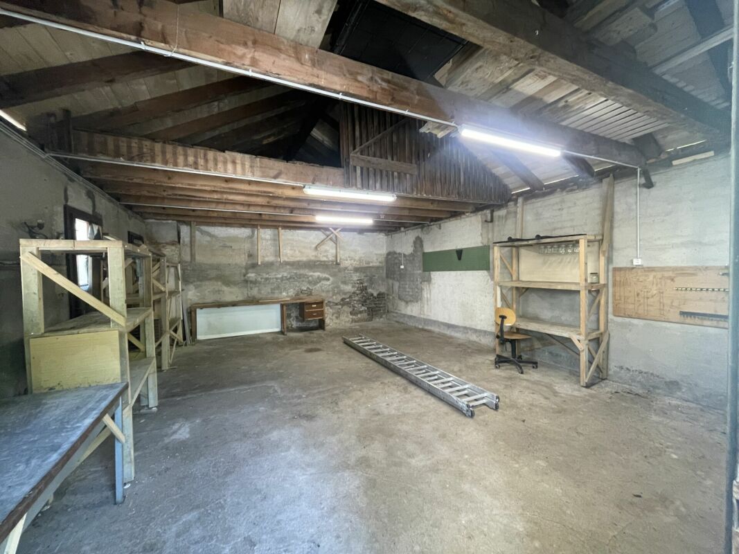 Cortébert, grand local - garage