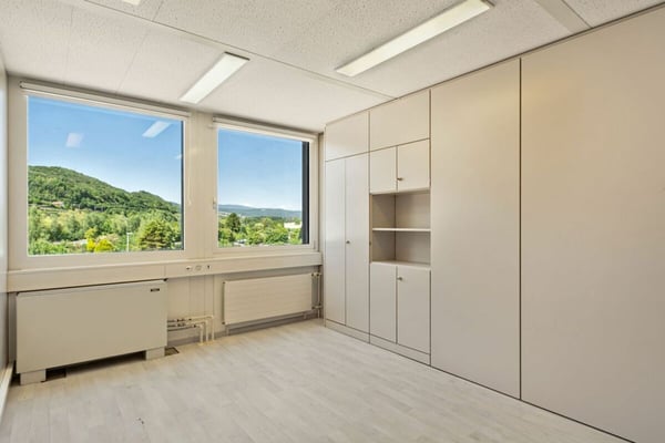 St-Blaise, surface commerciale de 186 m2 avec places de parc 7
