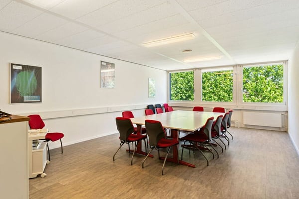 St-Blaise, surface commerciale de 50 m2 avec places de parc 2