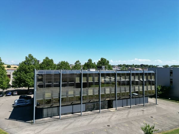 St-Blaise, surface commerciale plain-pied de 207 m2, places de parc