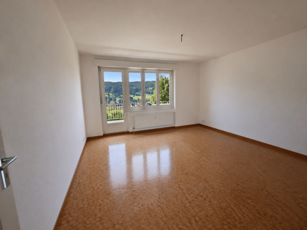 Tramelan, joli appartement de 2.5 pièces au 2ème étage avec balcon et vue dégagée 3