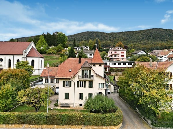 Court, grande maison de 2 logements avec garages et atelier