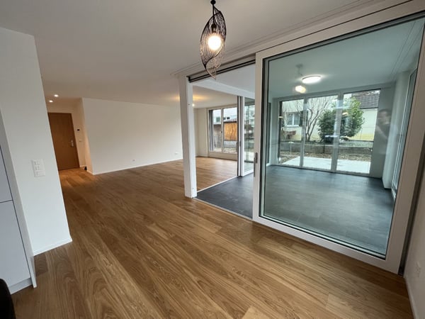Moderne 3.5-Zimmer-Wohnung mit Wintergarten und Gartenbereich in Reinach 4
