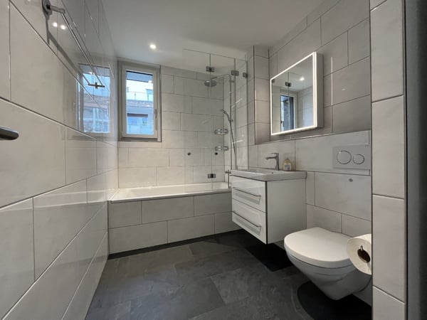 Moderne 3.5-Zimmer-Wohnung mit Wintergarten und Gartenbereich in Reinach 8