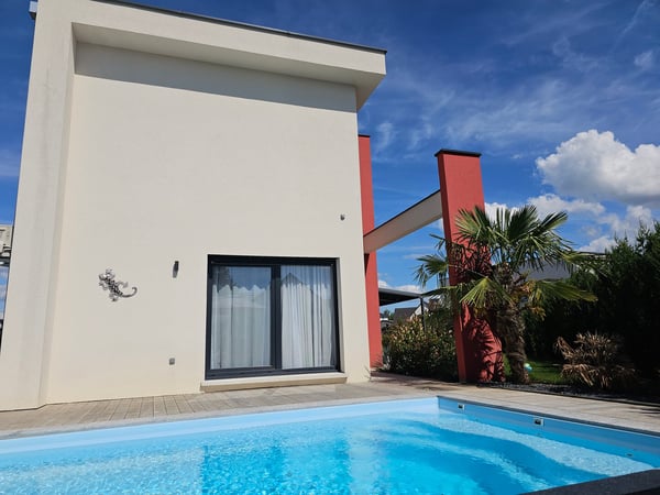 Modernes 6-Zimmer-Einfamilienhaus mit Pool in ruhiger Lage von Leymen 1