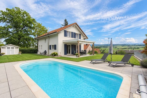 Maison individuelle de 6.5 pièces - Grand jardin, piscine et magnifique vue 2