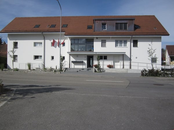 Helle Dachwohnung mit sonnigem Balkon in sehr gepflegter Liegenschaft 2