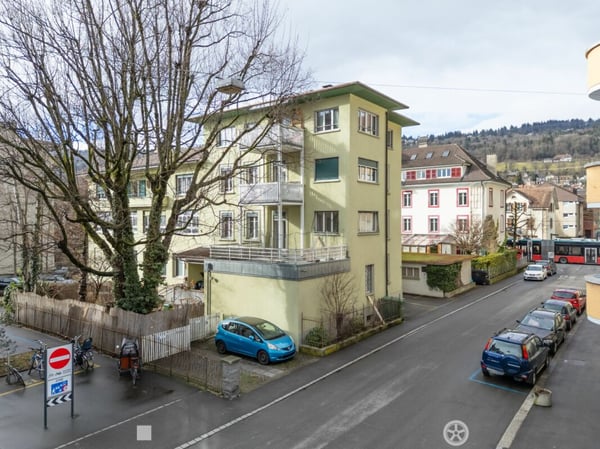 Grosszügige 3.5-Zimmer-Erdgeschosswohnung mit Aussensitzplatz 1
