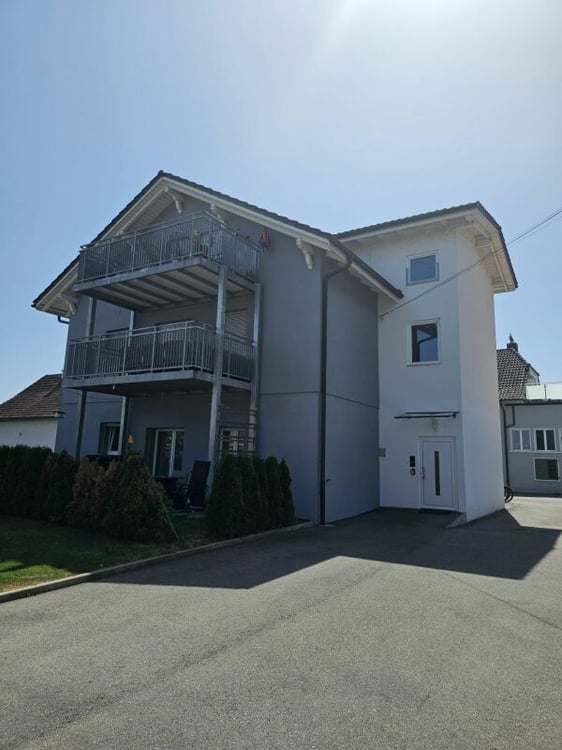 Neuwertige 5.5-Zimmerwohnung mit Balkon in Meinisberg zu vermieten