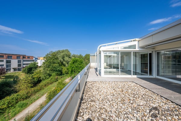 Attika: Lichtdurchflutetes Wohnen mit Dachterrasse und Blick ins Grüne