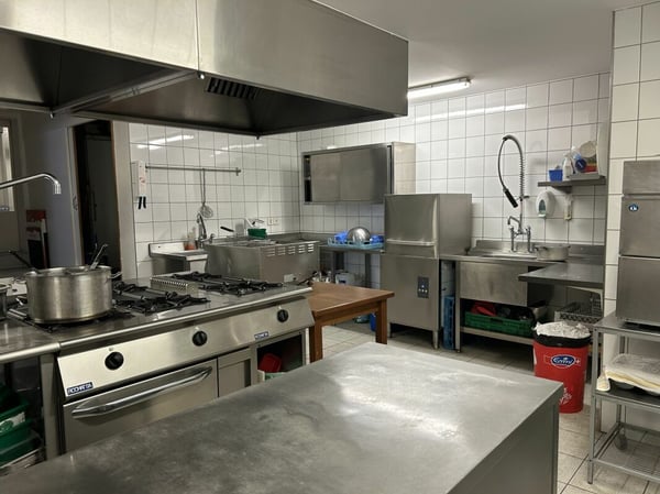 Restaurant idéalement situé 13