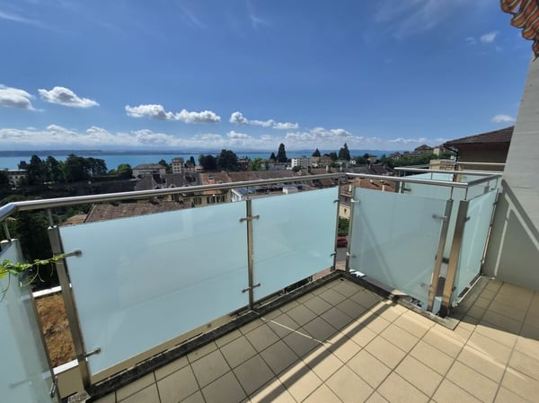 Studio avec balcon et vue sur le lac